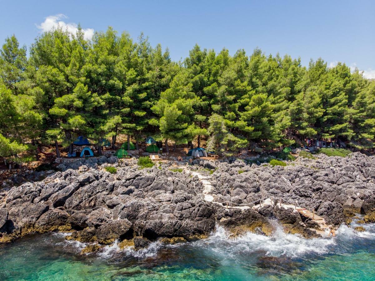 The Sea Cave Camping Hotell Himare Exteriör bild